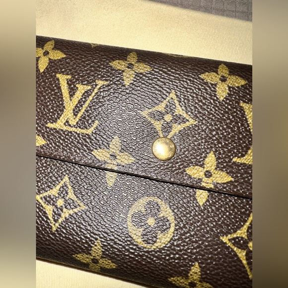 LOUIS VUITTON VINTAGE WALLET - Picture 2 of 13